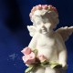 statues d'anges avec roses
