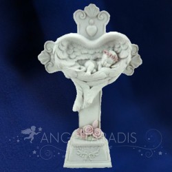 ANGE LOVE DANS UNE CROIX