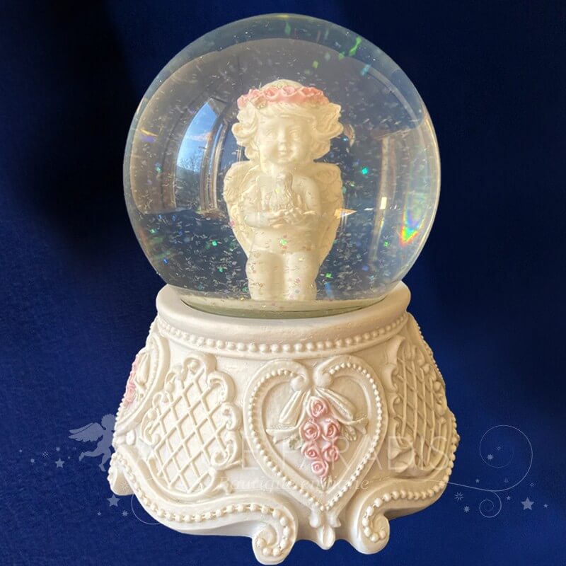 Boule à Neige Décorative Ange Et Cœurs Rouges - 4,5 X 4,5 X 6 Cm, Socle Blanc Avec Paillettes En Forme De Cœur