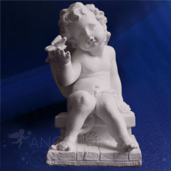statuette d'ange avec un papillon